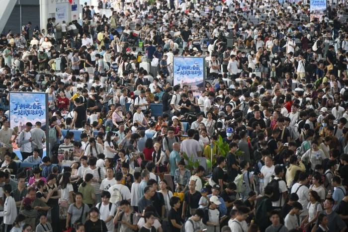 Cảnh đông đúc tại ga Nam Quảng Châu ngày 1/10. Ảnh: AFP