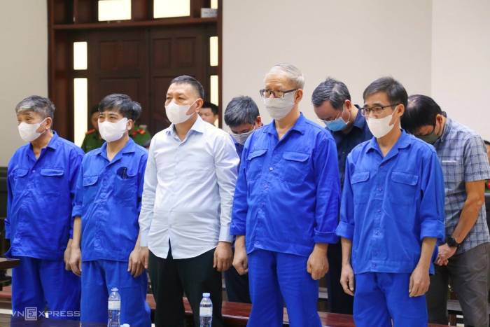 Các bị cáo nghe tuyên án phúc thẩm, chiều 7/10. Ảnh: Phạm Dự