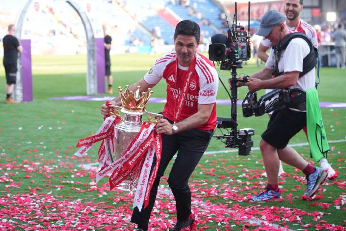 HLV Mikel Arteta mừng chức vô địch Ngoại hạng Anh sau trận Crystal Palace - Arsenal hôm 24/5. Ảnh: AP