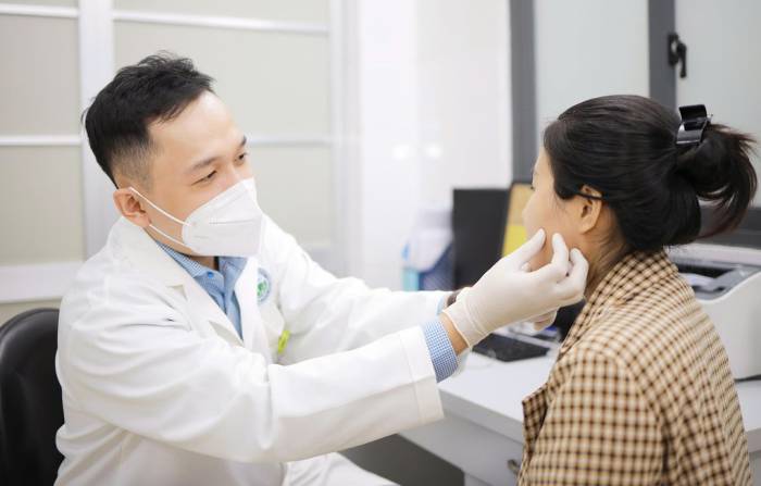 Bác sĩ Huy thăm khám tại Bệnh viện Da Liễu TP HCM. Ảnh: Bệnh viện cung cấp