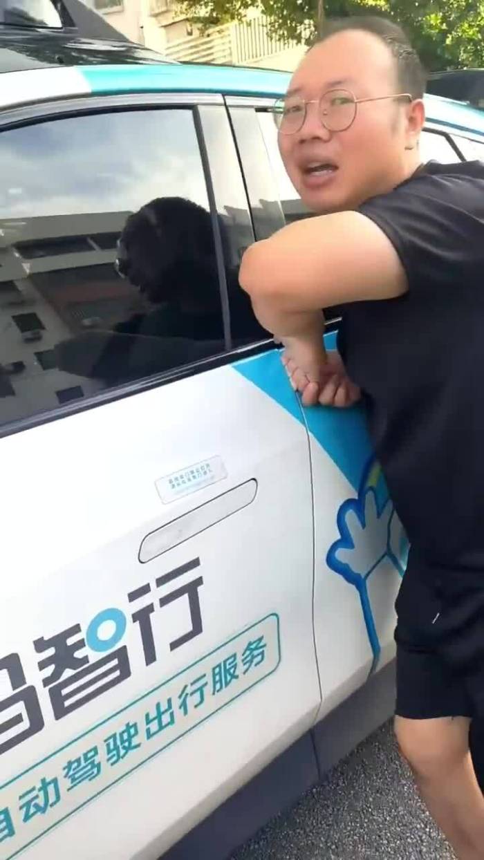 Hành khách bị kẹp ngón tay vào cửa xe taxi tự lái
