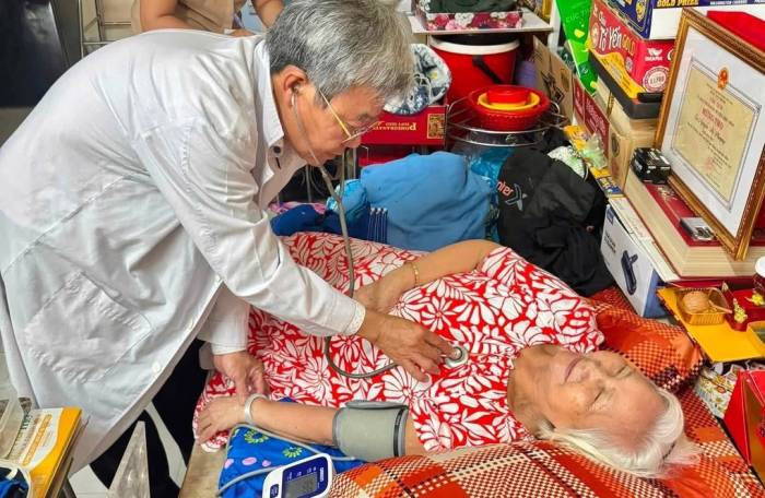 Bác sĩ Trạm y tế xã Đông Thạnh khám bệnh tại nhà cho người cao tuổi. Ảnh: Trạm Y tế cung cấp