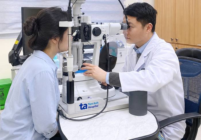 Bác sĩ Thạnh khám mắt cho người bệnh. Ảnh minh họa: Bệnh viện Đa khoa Tâm Anh
