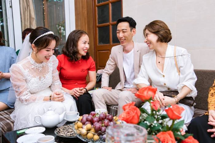 Thơ bên mẹ đẻ, chồng, và mẹ chồng (từ trái qua) trong dịp cưới, năm 2021. Ảnh gia đình cung cấp