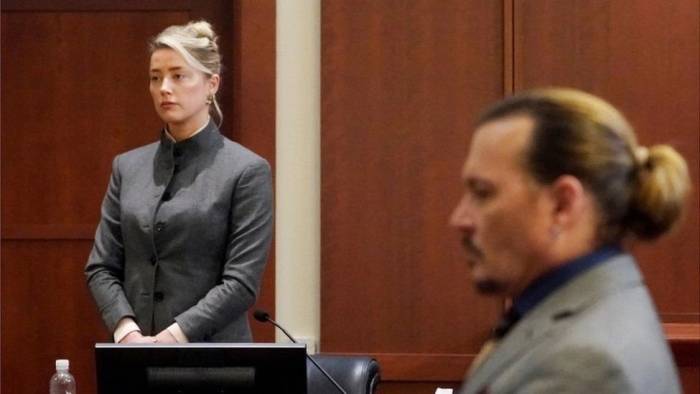 Depp (phải) và Heard (trái) trong phiên tòa xét xử ở Fairfax. Ảnh: Reuters