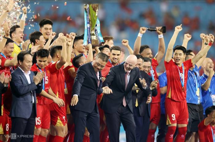 Chủ tịch FIFA Gianni Infantino, Chủ tịch VFF Trần Quốc Tuấn cùng Việt Nam nâng Cup vô địch sau khi hoà Thái Lan 2-2 ở lượt về chung kết ASEAN Cup 2026 trên sân Mỹ Đình, Hà Nội tối 26/8. Ảnh: Đức Đồng