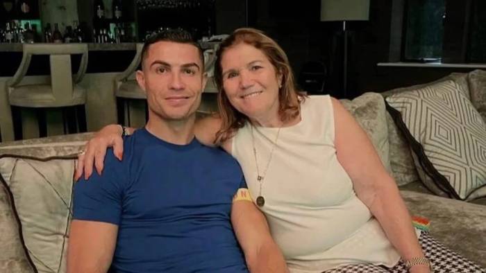 Cristiano Ronaldo và mẹ, bà Dolores Aveiro. Ảnh: maisfutebol