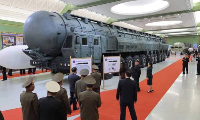 Ông Kim Jong-un và vợ con thị sát ICBM Hwasong-20 tại Bảo tàng Cách mạng Quốc phòng hôm 11/10. Ảnh: KCNA