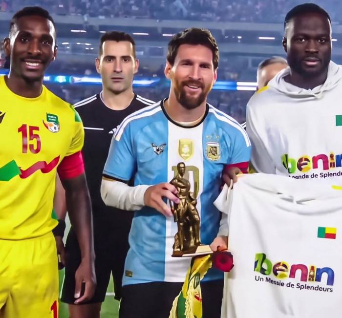 Messi (giữa) chụp ảnh kỷ niệm cùng Sessi DAlmeida (trái) và Steve Mounie (phải) trước giờ bóng lăn trận giao hữu Argentina – Benin trên sân El Monumental, Buenos Aires, Argentina ngày 6/10/2026. Ảnh: TyC Sports