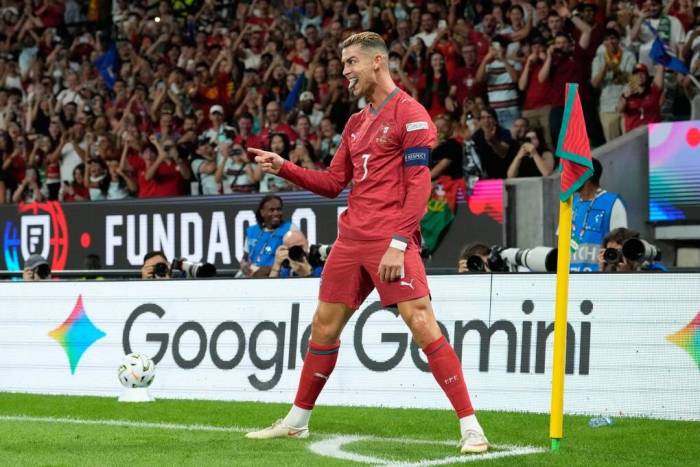 Ronaldo chia vui trước khi không được công nhận bàn trong trận Bồ Đào Nha thắng Xứ Wales 1-0 ở vòng bảng Nations League, tại Lisbon, Bồ Đào Nha ngày 24/9. Ảnh: AP