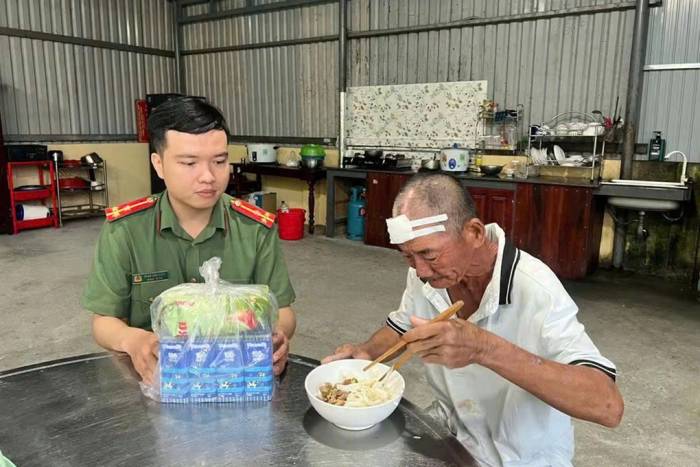 Cụ ông đi lạc được kiểm tra sức khoẻ, công an hỗ trợ ăn uống và bắt xe khách đưa về lại nhà ở Đồng Nai. Ảnh: Công Huynh