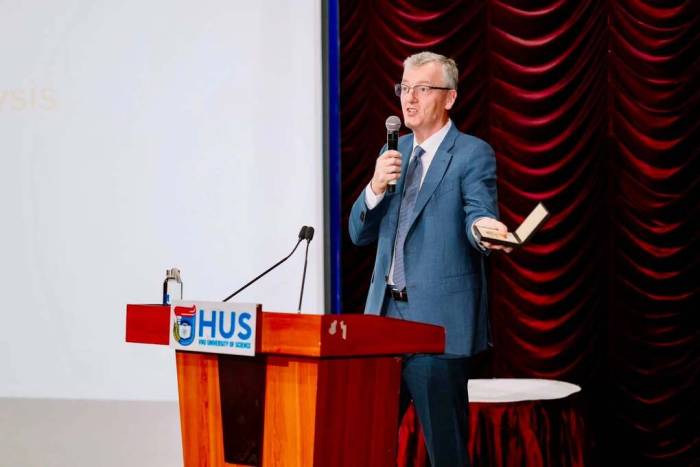 GS. David MacMillan phát biểu trong buổi đầu tiên diễn ra chương trình tại trường Đại học Khoa học tự nhiên, Đại học Quốc gia Hà Nội, ngày 26/9. Ảnh: VFP