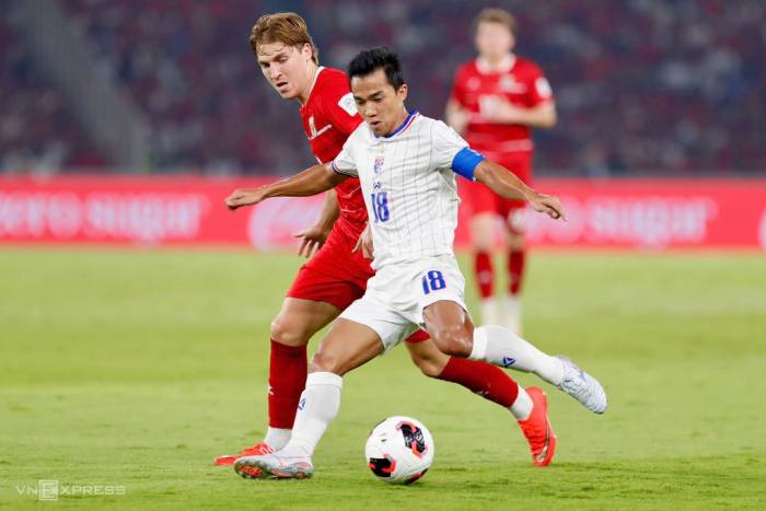 Chanathip Songkrasin (18) giữ bóng trước Luke Vickery trong trận Thái Lan hòa Indonesia 2-2 sau 120 phút, rồi thua luân lưu 2-4 ở chung kết hạng Nhất FIFA ASEAN Cup 2026, trên sân Gelora Bung Karno, Jakarta, Indonesia ngày 5/10/2026. Ảnh: Hai Tư