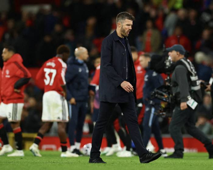 HLV Michael Carrick thất vọng sau trận Man Utd hòa Tottenham 1-1 ở vòng sáu Ngoại hạng Anh trên sân Old Trafford, Manchester, Anh, ngày 10/10/2026. Ảnh: Reuters
