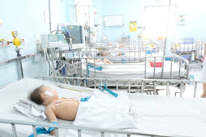Các bệnh nhi mắc tay chân miệng nặng được điều trị, theo dõi tại khoa Nhiễm - Thần kinh Bệnh viện Nhi đồng 1, TP HCM. Ảnh: Bình An