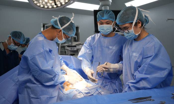 Bác sĩ Sao Hiêng (ở giữa) đang thực hiện ca mổ lấy thai cho sản phụ. Ảnh: Bệnh viện Đa khoa Tâm Anh