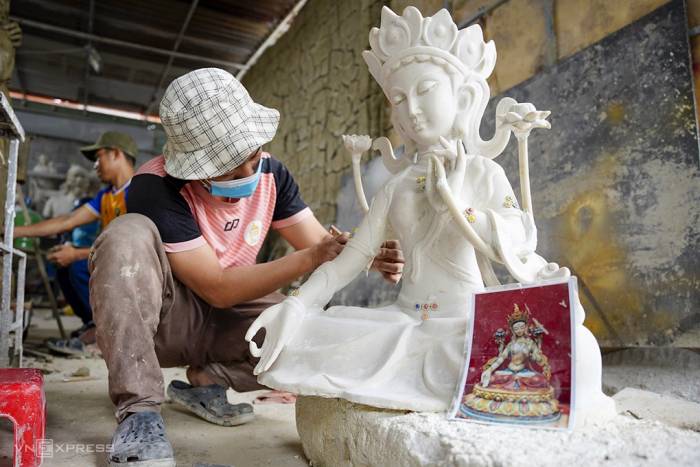 Những người thợ tại xưởng hoàn thiện khuôn thạch cao trước khi chuyển mẫu cho các thợ đá chế tác. Ảnh: Nguyễn Đông