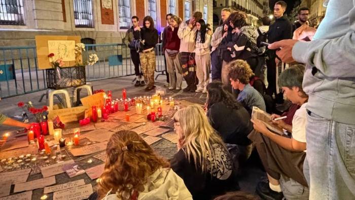 Người biểu tình thắp nến tưởng niệm bà Abascal tại Madrid hôm 7/10. Ảnh: BBC