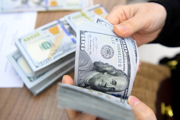 Giao dịch ngoại hối tại một ngân hàng. Ảnh: Giang Huy