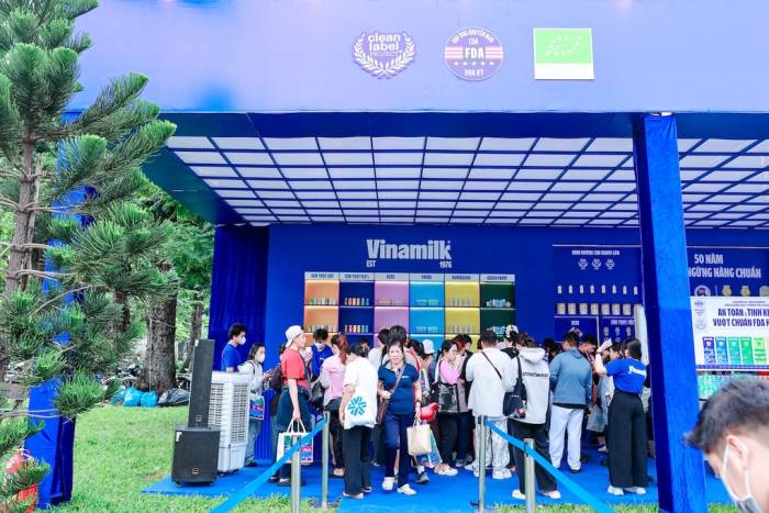 Gian hàng Vinamilk với chủ đề 50 năm không ngừng nâng chuẩn thu hút đông đảo khách tham quan tại Lễ hội kỷ niệm 30 năm Hàng Việt Nam Chất lượng cao. Ảnh: Minh Anh