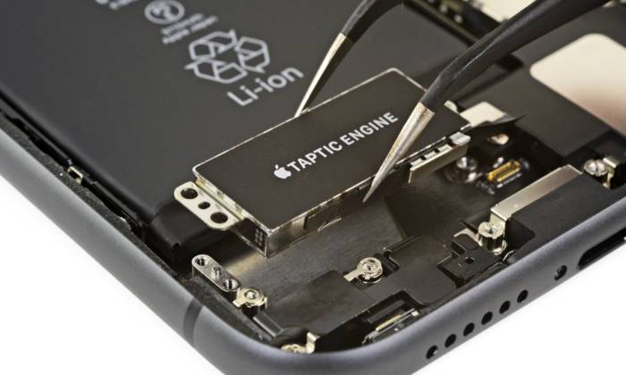Bộ phận Taptic Engine trên iPhone 11. Ảnh: iFixit