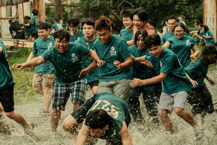 Phân cảnh hàng trăm nạn nhân thoát khỏi khu trại lừa đảo. Ảnh: Thanh Trúc