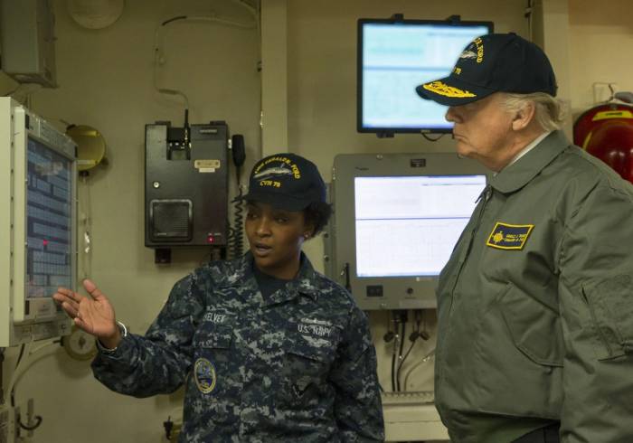 Ông Trump (bên phải) trò chuyện với thủy thủ tàu sân bay USS Gerald R. Ford hồi tháng 3/2017. Ảnh: USNI