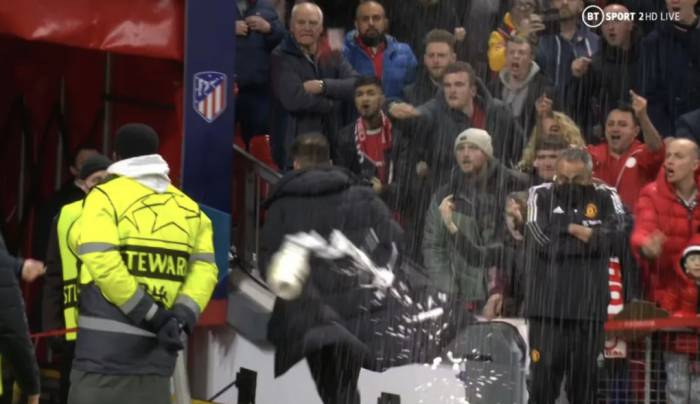 Diego Simeone bị tấn công khi rời sân Old Trafford. Ảnh: BT Sport