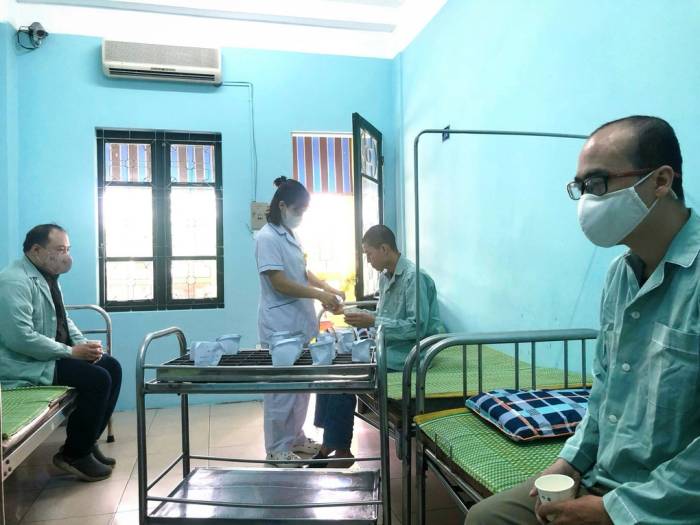 Bác sĩ thăm khám bệnh nhân tâm thần tại viện. Ảnh: Thúy Quỳnh