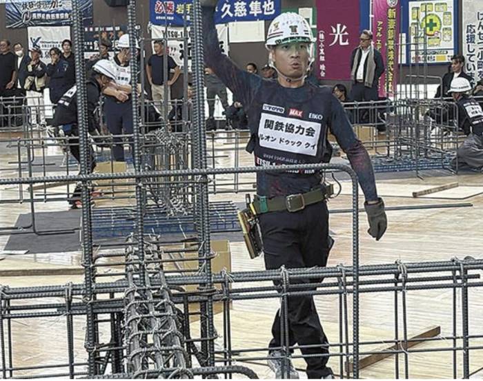 Anh Lương Đức Quý tham gia cuộc thi Kỹ năng cốt thép toàn Nhật Bản ngày 3/10. Ảnh: Gurutto