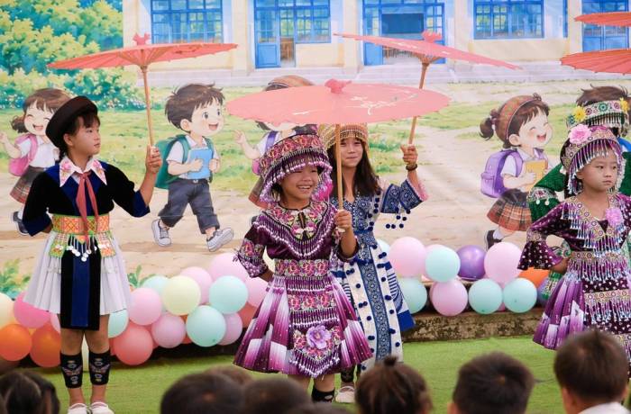 Niềm vui của học sinh trong ngày khánh thành trường mới. Ảnh: Hồng Thắm