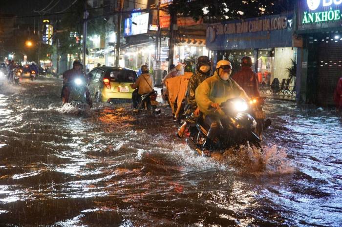Đường Nguyễn Văn Khối (phường Thông Tây Hội), khoảng 300 m bị ngập nước lút bánh xe tối 1/10 khiến người dân di chuyển khó khăn. Ảnh: Quỳnh Trần