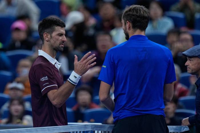 Medvedev (phải) nói chuyện với Djokovic sau khi bị xử thua ở bán kết Bắc Kinh Mở rộng, trên sân Diamond thuộc Trung tâm Quần vợt Quốc gia, Bắc Kinh, Trung Quốc, ngày 5/10/2026. Ảnh: AP