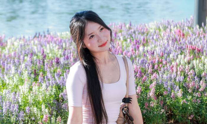 'Nàng thơ' bất chấp nắng rát check in hàng hoa mới ở Hồ Gươm