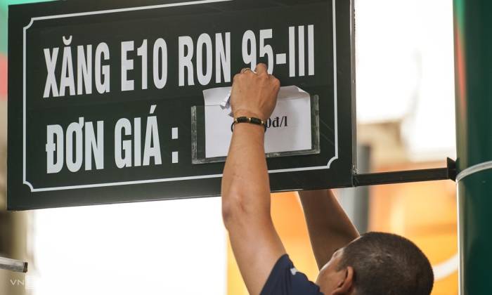 Nhân viên cây xăng thay bảng giá sau giờ điều hành, tháng 5/2926. Ảnh: Hoàng Giang
