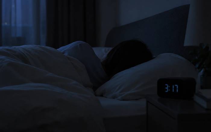 Ngưng thở khi ngủ làm gián đoạn giấc ngủ, tăng huyết áp và nguy cơ bệnh tim mạch. Ảnh: AI