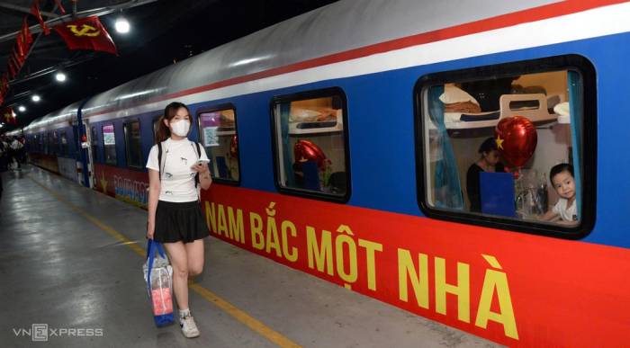 Hành khách đi tàu tại ga Sài Gòn. Ảnh: Gia Minh