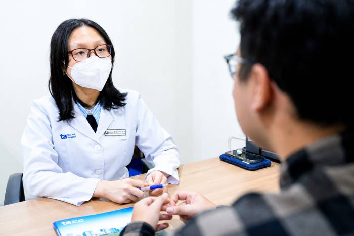 Bác sĩ Tú đang tư vấn cho một người bệnh. Ảnh minh họa: Bệnh viện Đa khoa Tâm Anh