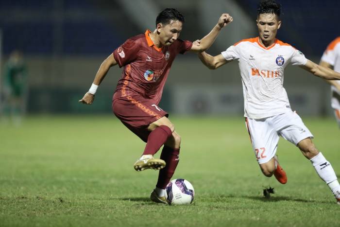 Tiền vệ Nghiêm Xuân Tú thi đấu cho Bình Định trong trận gặp Đà Nẵng ở V-League 2022. Ảnh: VPF