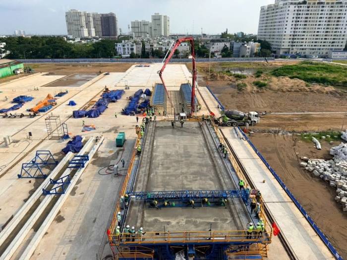 Phiến dầm đầu tiên của tuyến đường sắt tốc độ cao Bến Thành - Cần Giờ. Ảnh: SGC