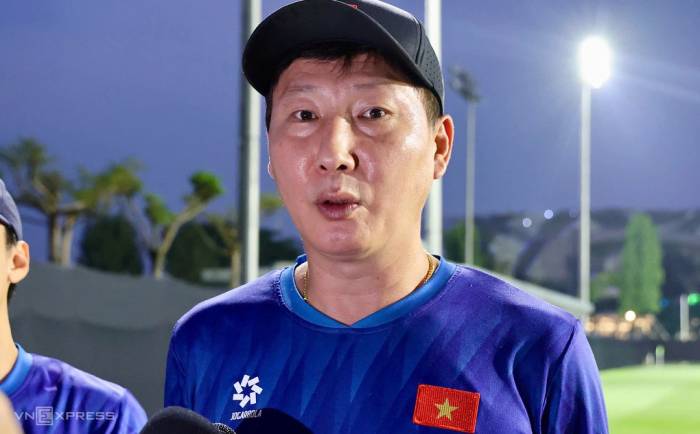 HLV Kim Sang-sik trả lời truyền thông trước buổi tập của Việt Nam chuẩn bị cho trận tranh giải Ba FIFA ASEAN Cup 2026, tại sân Gelora Bung Karno B, thủ đô Jakarta, Indonesia tối 4/10. Ảnh: Đức Đồng
