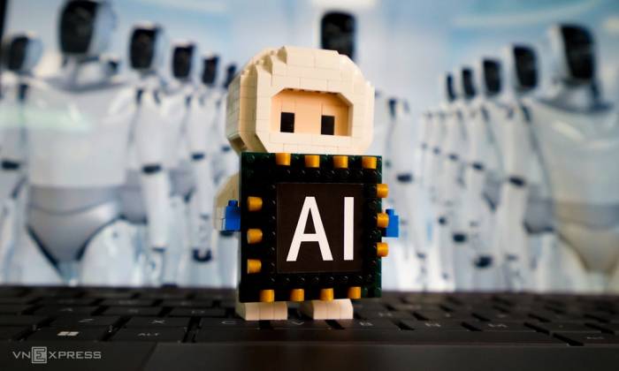 Một mô hình robot với chip AI đặt trên bàn phím máy tính. Ảnh: Bảo Lâm