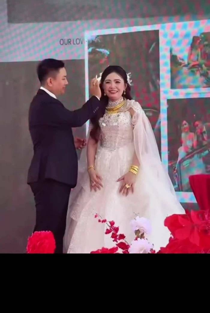 Hoài Lâm lau mồ hôi cho cô dâu trong lễ tân hôn