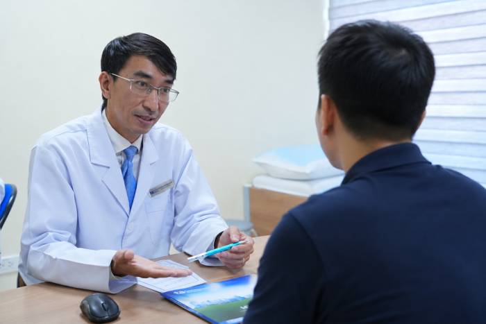 Bác sĩ Trung đang tư vấn cho người bệnh. Ảnh: Bệnh viện Đa khoa Tâm Anh