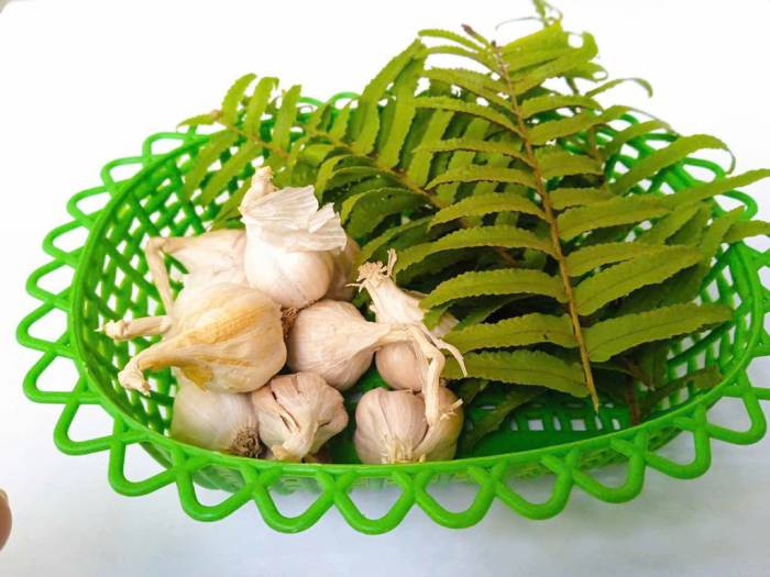 Ăn tỏi khiến hơi thở có mùi. Ảnh: Kim Uyên