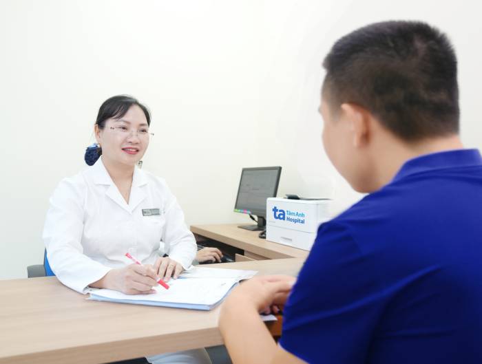 Bác sĩ Oanh tư vấn cho người bệnh gout thừa cân. Ảnh: Bệnh viện Đa khoa Tâm Anh