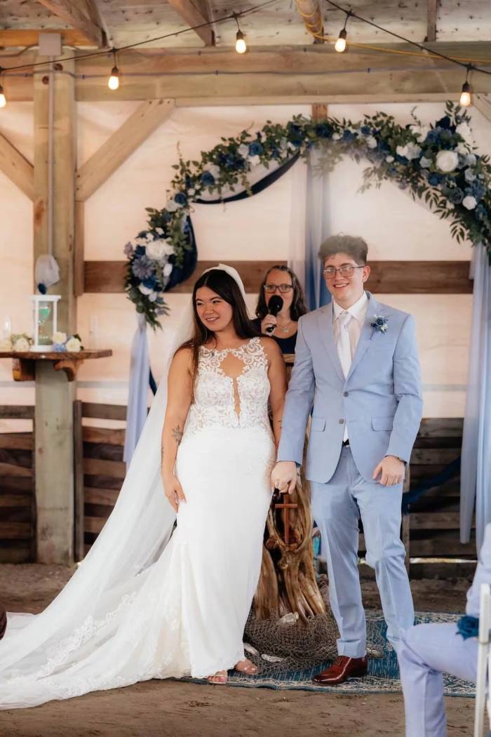 Kimberly Laprad và Jayden Sink trong đám cưới ngày 25/9 trên đảo Hatteras, Bắc Carolina. Ảnh: People