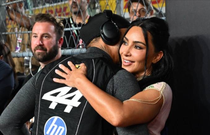 Kardashian ôm động viên Hamilton trước chặng đua tại Singapore Grand Prix ngày 11/10. Ảnh: AFP