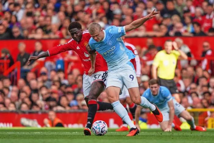 Man City (áo xanh) thắng Man Utd 1-0 ở vòng bốn Ngoại hạng Anh 2026-2027, tại sân Old Trafford, Manchester, Anh ngày 13/9/2026. Ảnh: AP