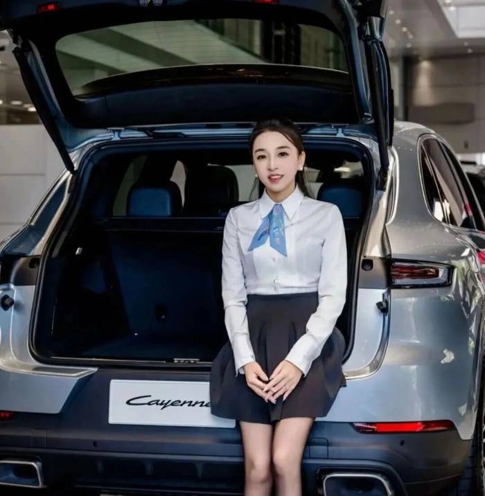 Mu Qianwen, 35 tuổi, nhân viên bán xe Porsche xuất sắc ở Trung Quốc. Ảnh: Paper